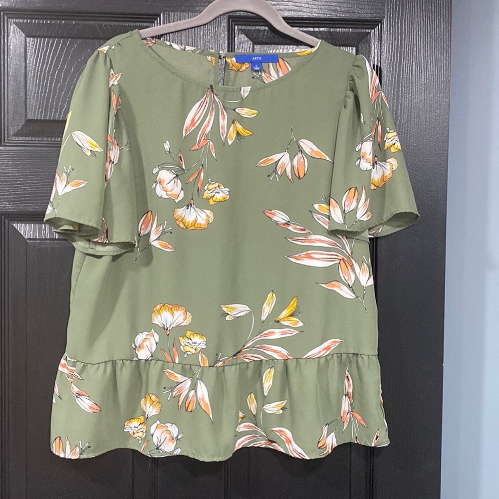 Woman’s APT 9 flowy top. Size large